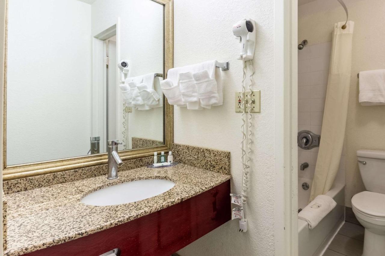 Quality Inn Milwaukee- Brookfield Exteriér fotografie